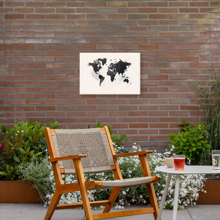 Wereldkaart - Zwart - Wit - Verf Tuinposter op houten frame 2 cm dik klein -sfeer3
