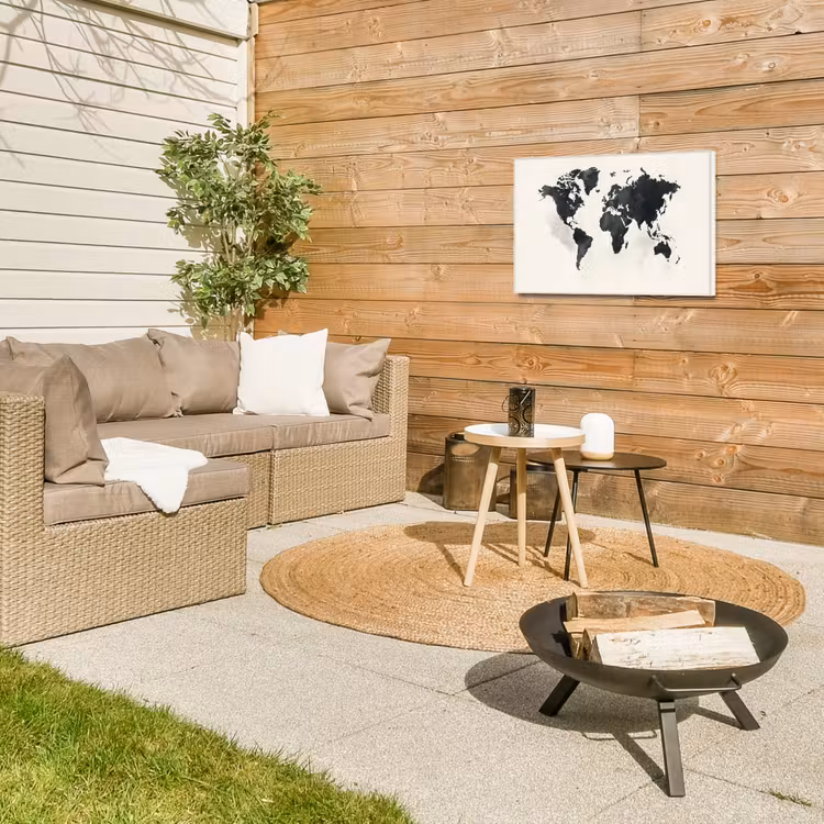 Wereldkaart - Zwart - Wit - Verf Tuinposter op houten frame 2 cm dik klein -sfeer2