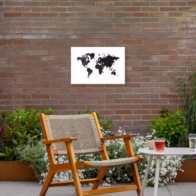 Wereldkaart - Zwart - Wit - Strak Tuinposter op houten frame 2 cm dik klein -sfeer3