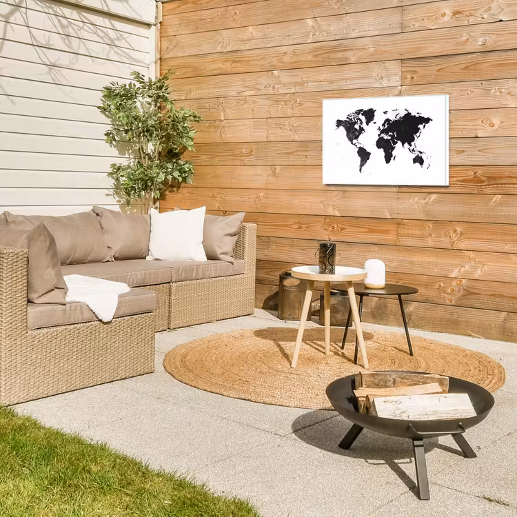 Wereldkaart - Zwart - Wit - Strak Tuinposter op houten frame 2 cm dik klein -sfeer2