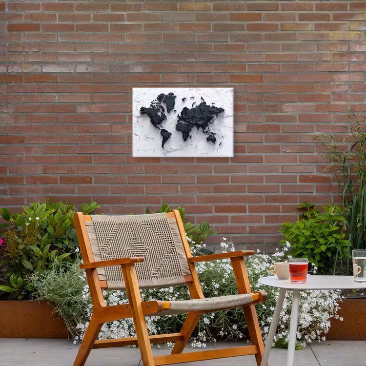 Wereldkaart - Zwarte- Steen Tuinposter op houten frame 2 cm dik klein -sfeer3