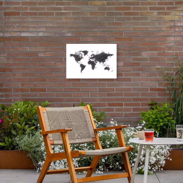 Wereldkaart - Schets - Zwart - Wit Tuinposter op houten frame 2 cm dik klein -sfeer3