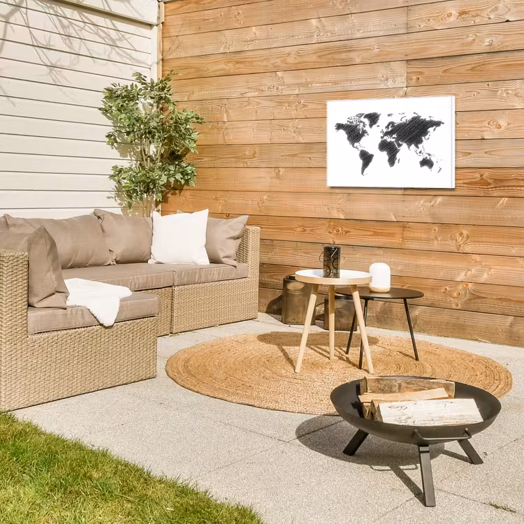 Wereldkaart - Schets - Zwart - Wit Tuinposter op houten frame 2 cm dik klein -sfeer2