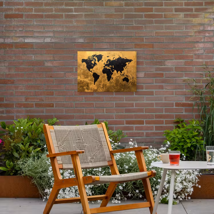 Wereldkaart - Vlekdetails - Goud Tuinposter op houten frame 2 cm dik klein -sfeer3