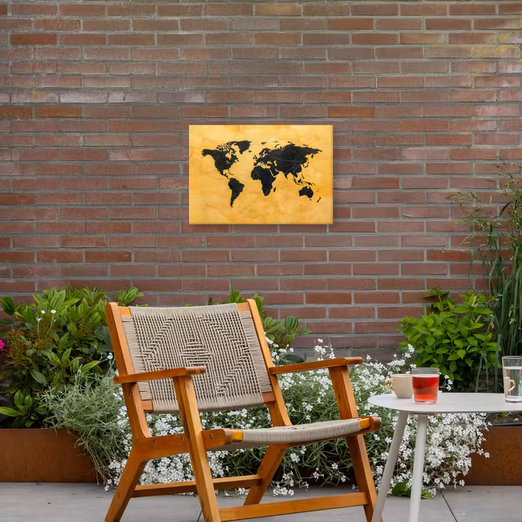 Wereldkaart - Stenen textuur - Goud Tuinposter op houten frame 2 cm dik klein -sfeer3