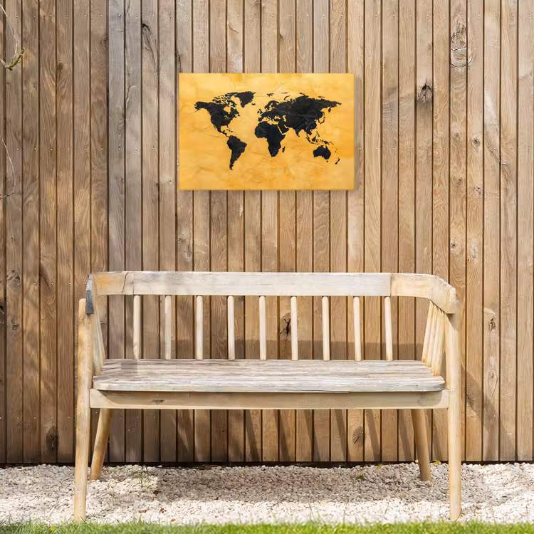 Wereldkaart - Stenen textuur - Goud Tuinposter op houten frame 2 cm dik klein -sfeer4