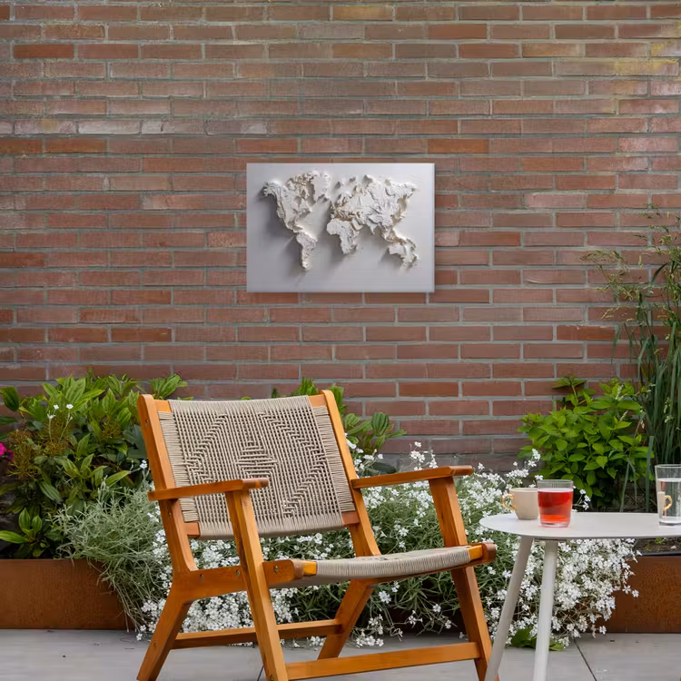 Wereldkaart - Subtiel reliëf - Wit Tuinposter op houten frame 2 cm dik klein -sfeer3