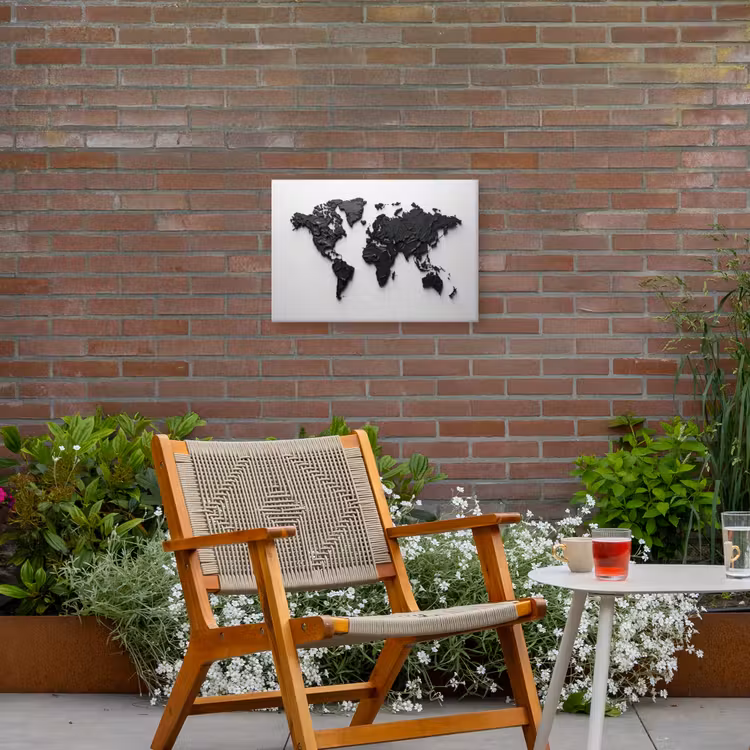 Wereldkaart - Structuur - Zwart Tuinposter op houten frame 2 cm dik klein -sfeer3