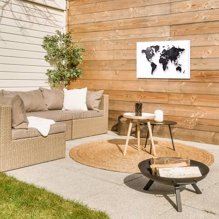 Wereldkaart - Diepte - Zwart Tuinposter op houten frame 2 cm dik klein -sfeer2