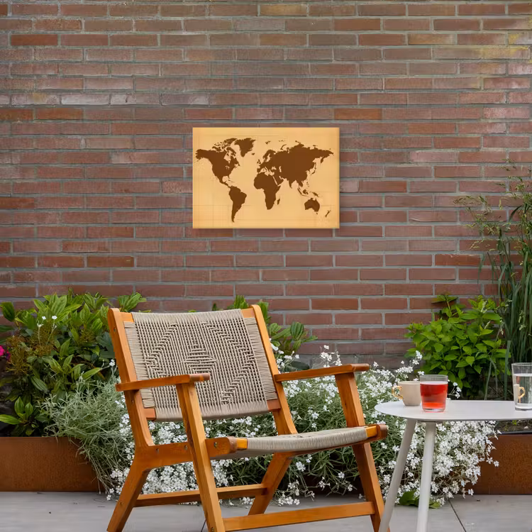 Wereldkaart - Verweerd raster - Bruin Tuinposter op houten frame 2 cm dik klein -sfeer3