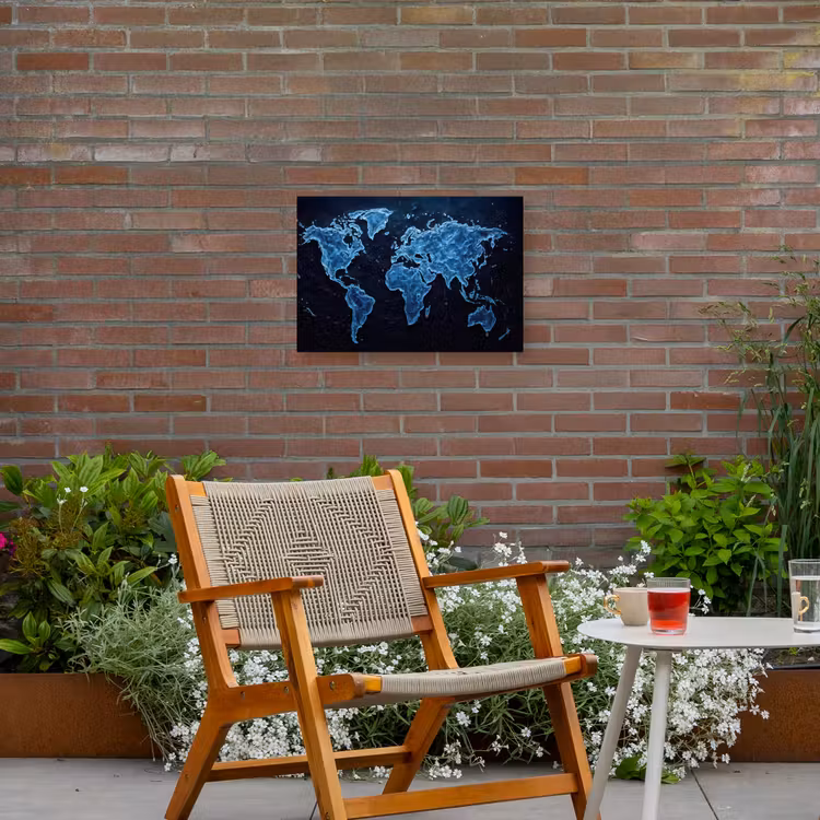 Wereldkaart - Waterstructuur - Blauw Tuinposter op houten frame 2 cm dik klein -sfeer3
