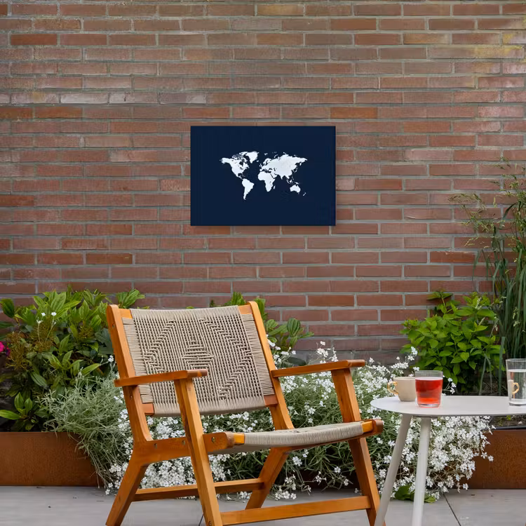 Wereldkaard - Blauw - Contrast Tuinposter op houten frame 2 cm dik klein -sfeer3