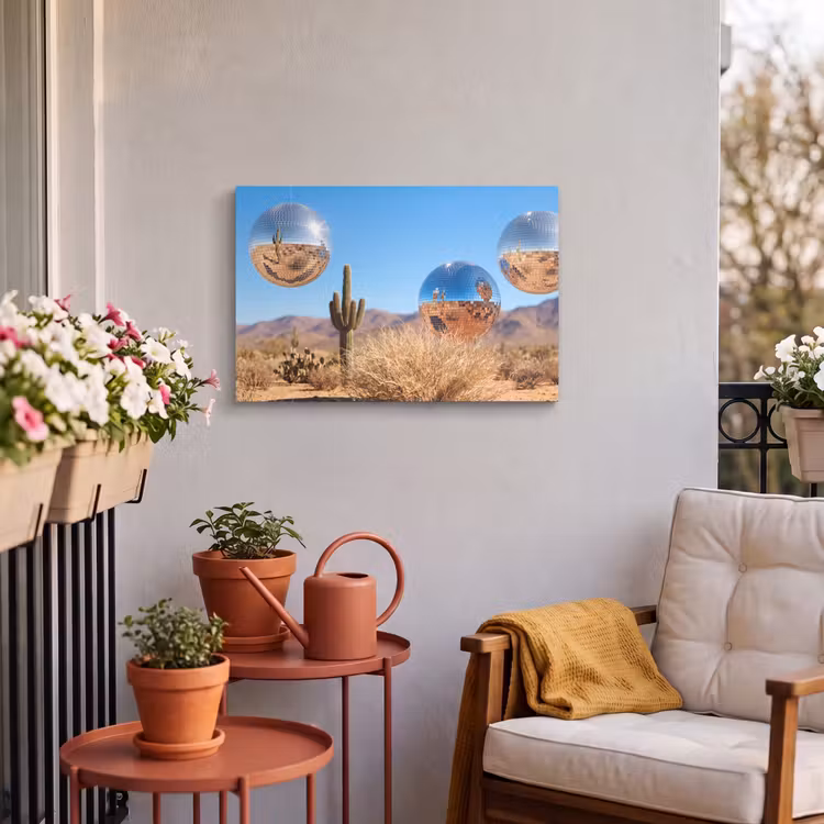 Outdoor Leinwand - Wüste – Spiegelkugel – Kunst - Woestijn - Spiegelbal - Kunst Tuinposter op houten frame 2 cm dik klein
