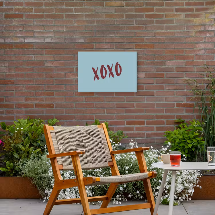 XOXO - Blauw - Rood Tuinposter op houten frame 2 cm dik klein -sfeer3