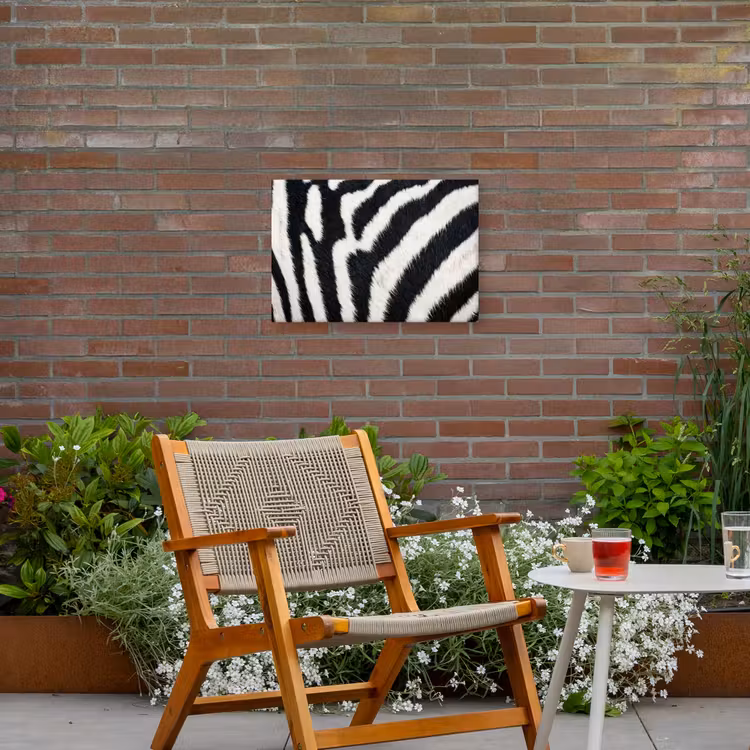 Zebra - Vacht - Klassiek - Zwart - Wit Tuinposter op houten frame 2 cm dik klein -sfeer3