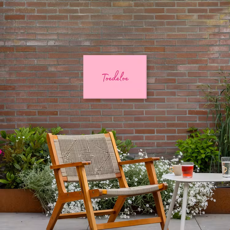 Toedeloe - Roze - Minimalistisch Tuinposter op houten frame 2 cm dik klein -sfeer3