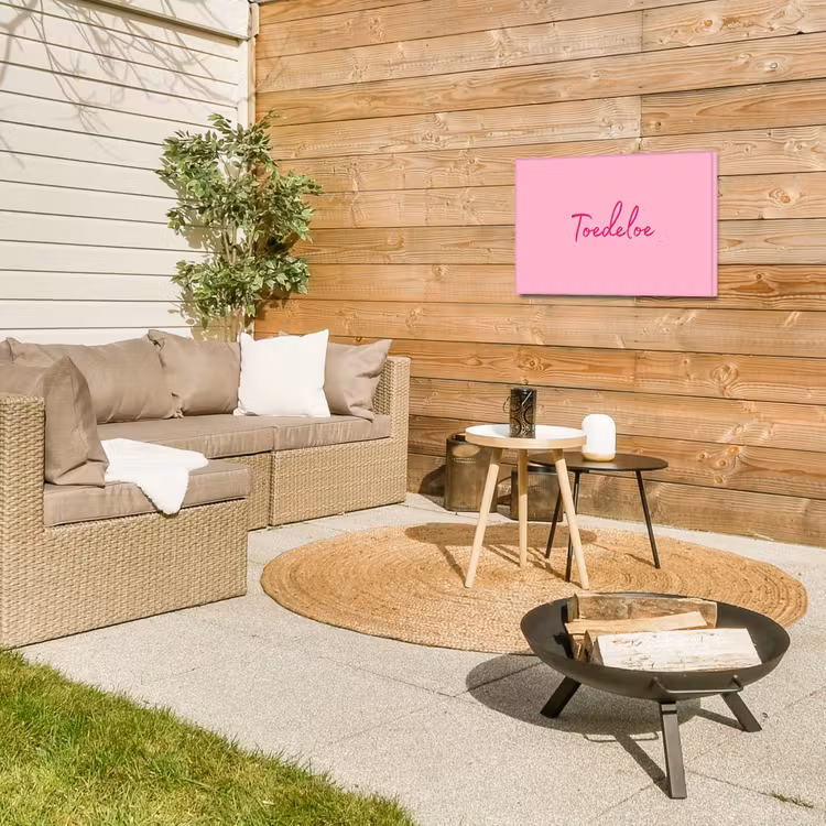 Toedeloe - Roze - Minimalistisch Tuinposter op houten frame 2 cm dik klein -sfeer2