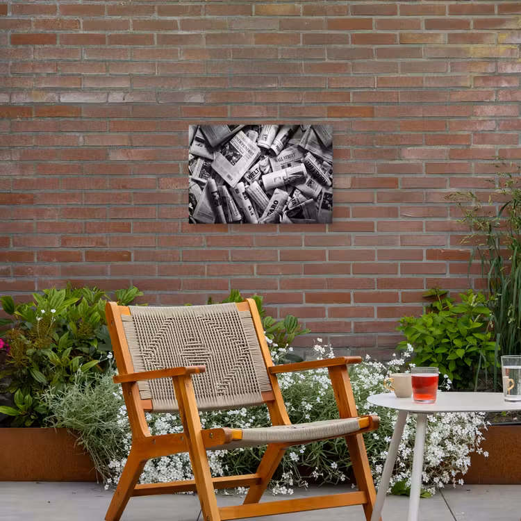 Krant - Stapel - Nieuws - Zwart-wit Tuinposter op houten frame 2 cm dik klein -sfeer3
