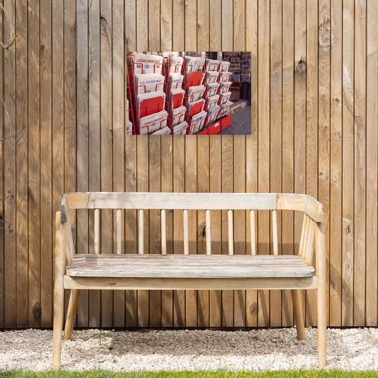 Kranten - Rek - Stedelijk - Dagelijks leven - Rood Tuinposter op houten frame 2 cm dik klein -sfeer4