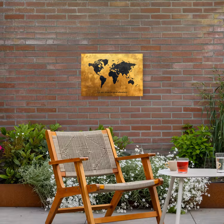 Quote - Goud - Wereldkaart - Zwart Tuinposter op houten frame 2 cm dik klein -sfeer3