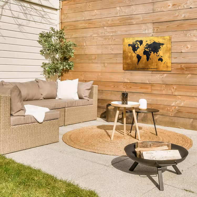 Quote - Goud - Wereldkaart - Zwart Tuinposter op houten frame 2 cm dik klein -sfeer2