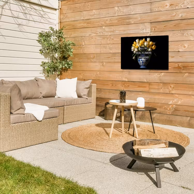 Quotes - Bloem - Tulp - Geel Tuinposter op houten frame 2 cm dik klein -sfeer2