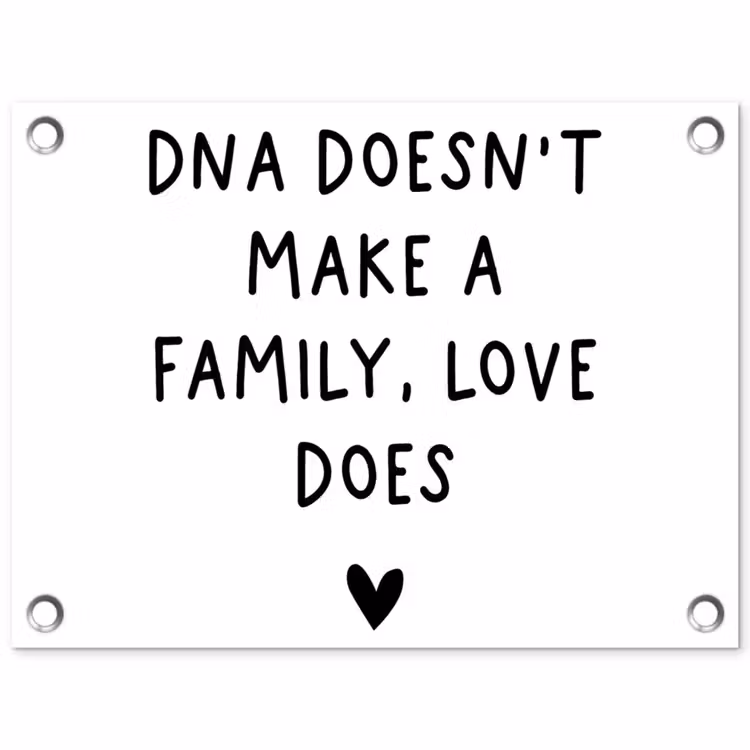 Engelse quote "DNA doesn't make a family, love does" met een hartje op een witte achtergrond tuinposter los doek klein -3d