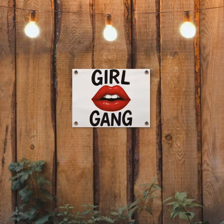 Lip - Girl - Rood - Letters tuinposter los doek klein -sfeer1