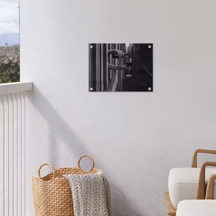 Wijnfles - Glas - Handen - Raam tuinposter los doek klein -sfeer8