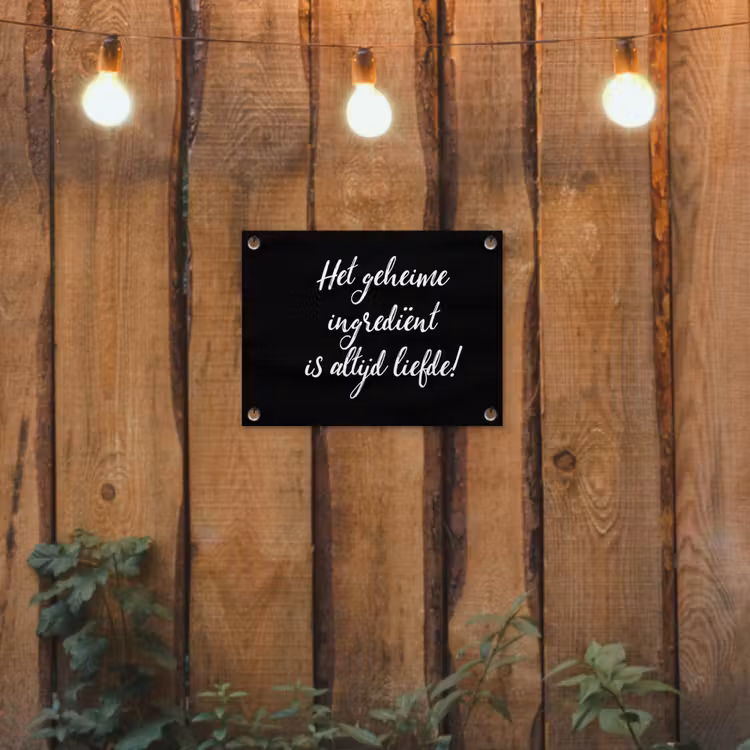 Quotes - Koken - Het geheime ingrediënt is altijd liefde! - Spreuken - Liefde tuinposter los doek klein -sfeer1