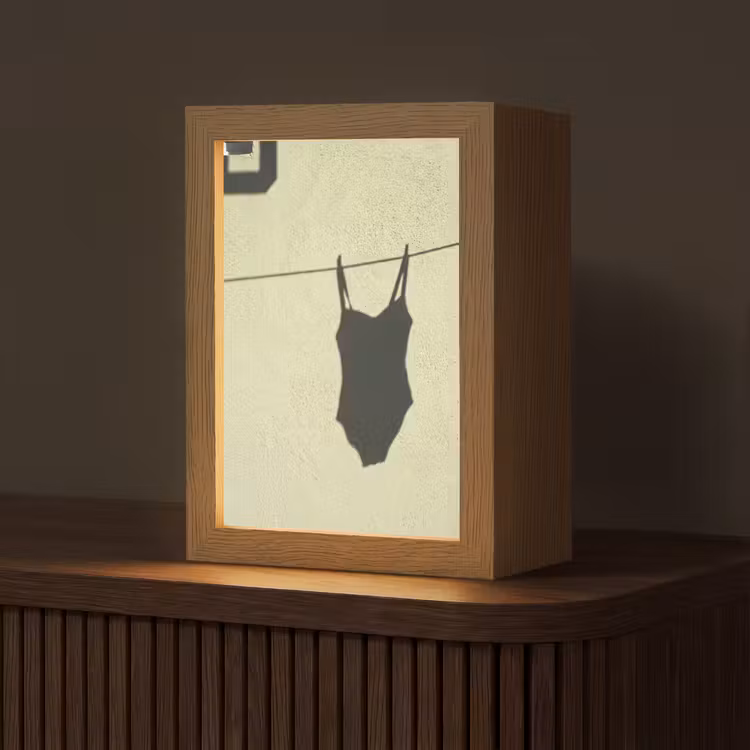 Personalisierte Lightbox - Badeanzug – Schatten – Mauer – Sommer – Minimalistisch - Badpak - Schaduw - Muur - Zomer - Minimalistisch Light Box met kabel (Tafellamp) klein