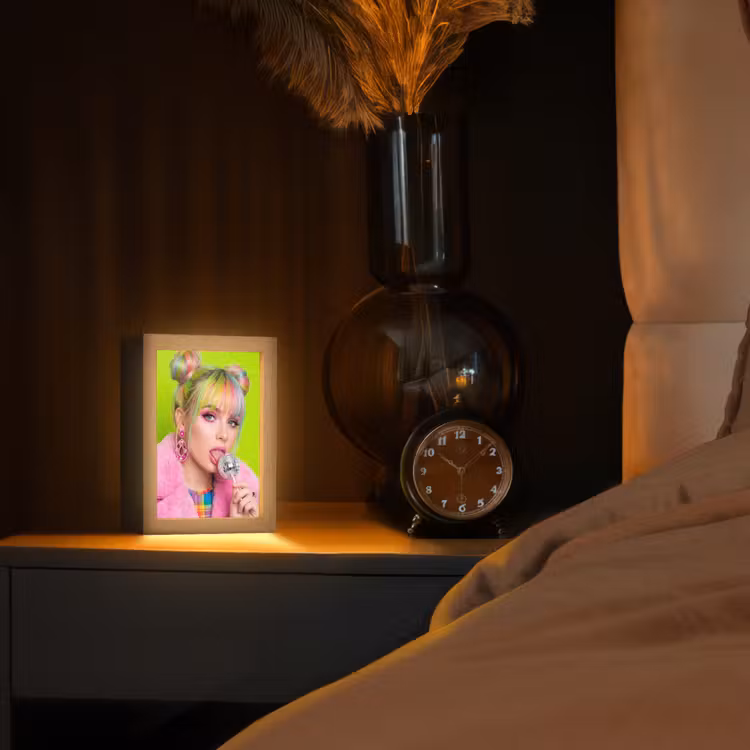 Vrouw - Kleurrijk haar - Pop art - Modern - Levendig Light Box met kabel (Tafellamp) klein -sfeer1
