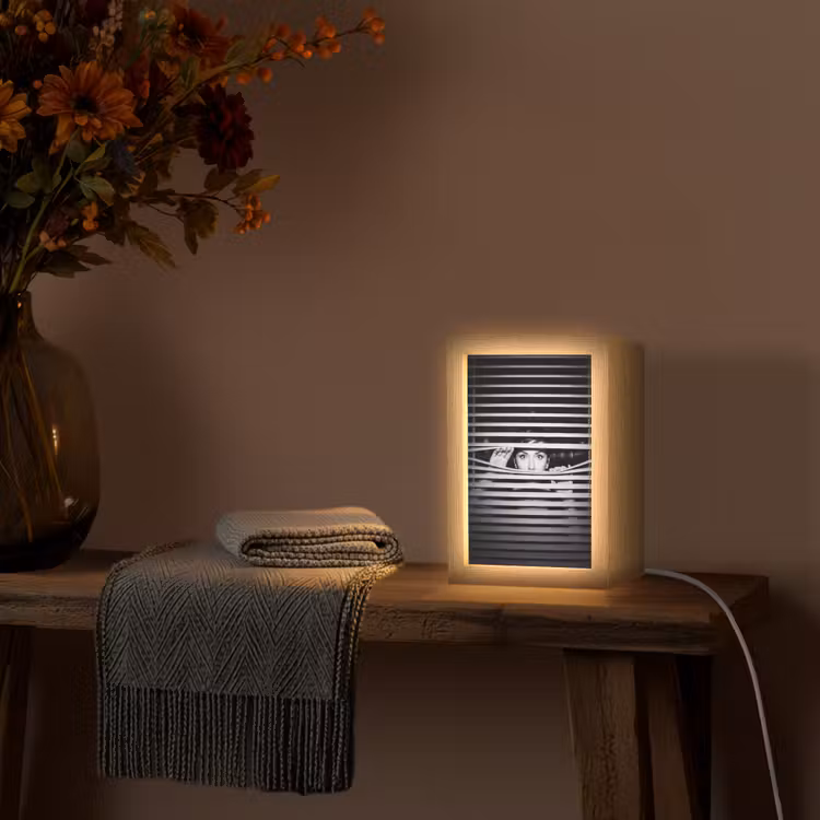 Vrouw - Jaloezieën - Portret - Zwart-wit Light Box met kabel (Tafellamp) klein -sfeer4