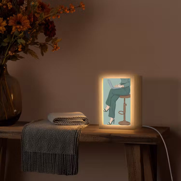 Personalisierte Lightbox - Frau – Laptop – sitzend – Illustration – Grün - Vrouw - Laptop - Zittend - Illustratie - Groen Light Box met kabel (Tafellamp) klein
