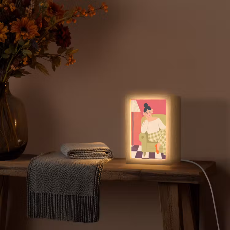 Personalisierte Lightbox - Frau – Ruhe – Innenraum – Modern – Kunst - Vrouw - Rust - Interieur - Modern - Kunst Light Box met kabel (Tafellamp) klein