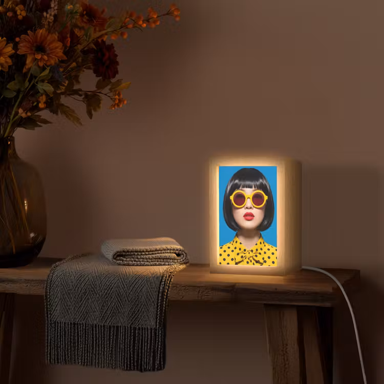 Vrouw - Zonnebril - Pop Art - Portret - Geel Light Box met kabel (Tafellamp) klein -sfeer4