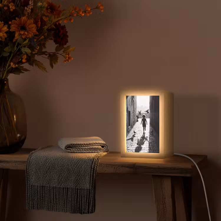 Kind - Vogel - Straat - Zwart-wit - Spelen Light Box met kabel (Tafellamp) klein -sfeer4