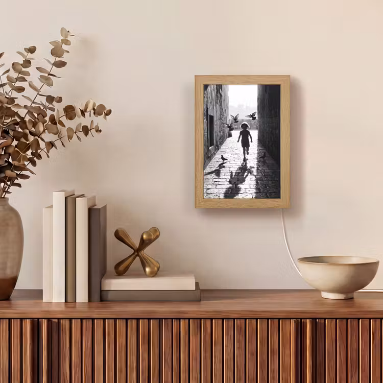 Kind - Vogel - Straat - Zwart-wit - Spelen Light Box met kabel (Tafellamp) klein -sfeer2