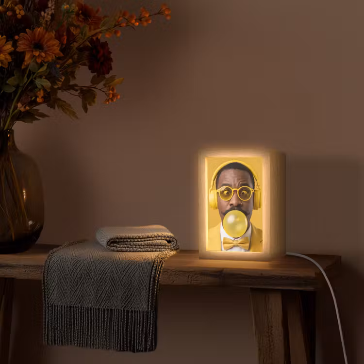 Man - Bubblegum - Portret - Geel - Modern Light Box met kabel (Tafellamp) klein -sfeer4