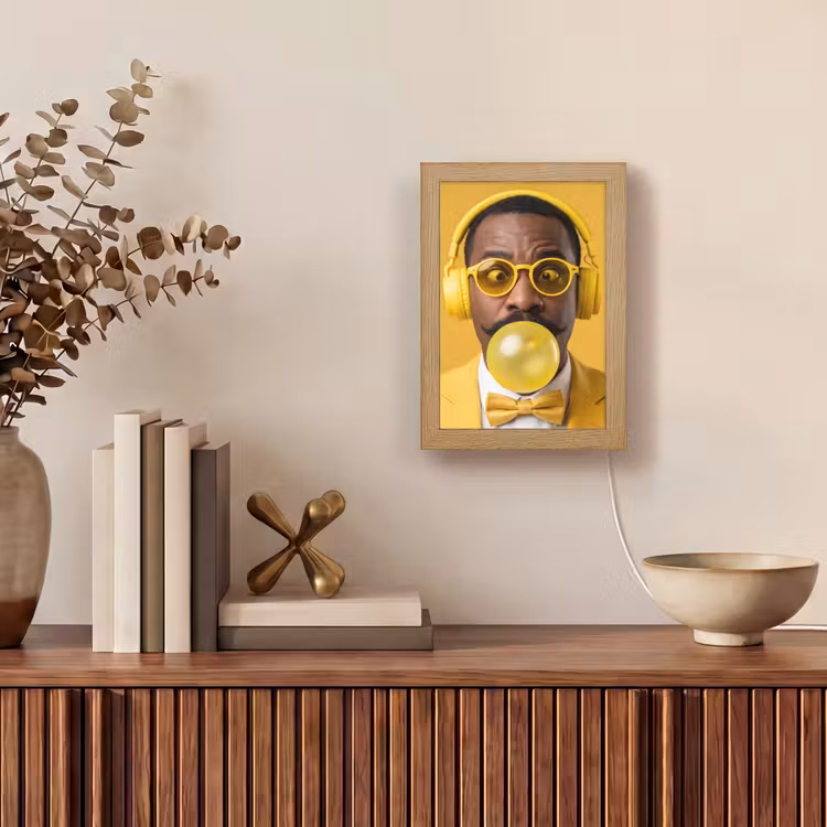 Man - Bubblegum - Portret - Geel - Modern Light Box met kabel (Tafellamp) klein -sfeer2