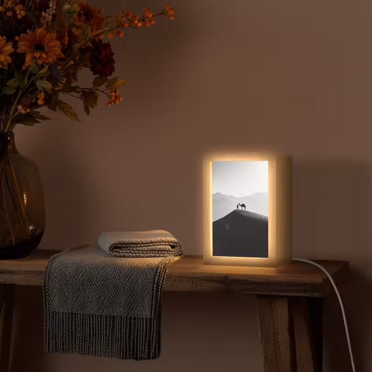 Mens - Kameel - Zandduin - Natuur - Monochroom Light Box met kabel (Tafellamp) klein -sfeer4