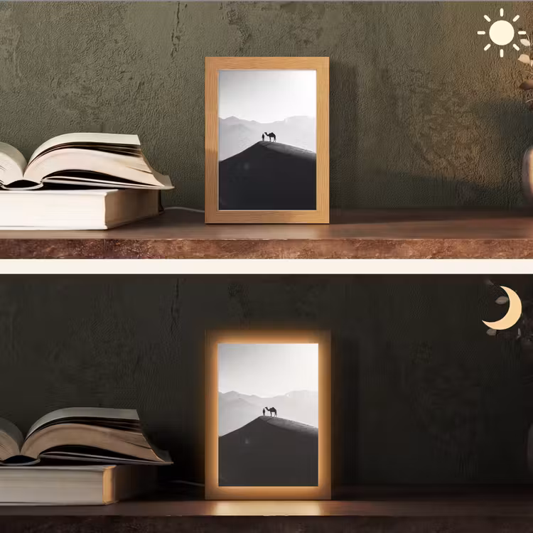 Mens - Kameel - Zandduin - Natuur - Monochroom Light Box met kabel (Tafellamp) klein -sfeer3