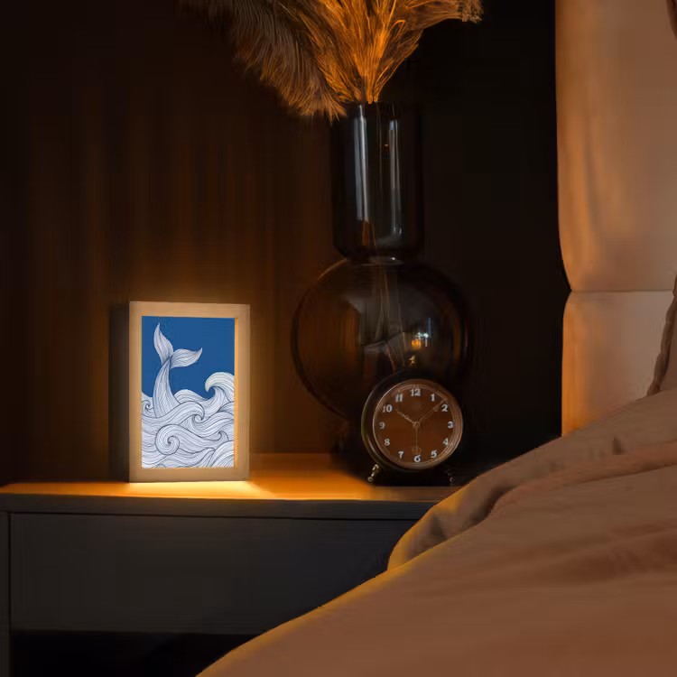 Walvis - Staart - Golven - Lijntekening - Blauw Light Box met kabel (Tafellamp) klein -sfeer1