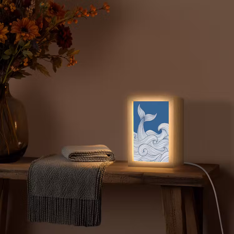 Walvis - Staart - Golven - Lijntekening - Blauw Light Box met kabel (Tafellamp) klein -sfeer4