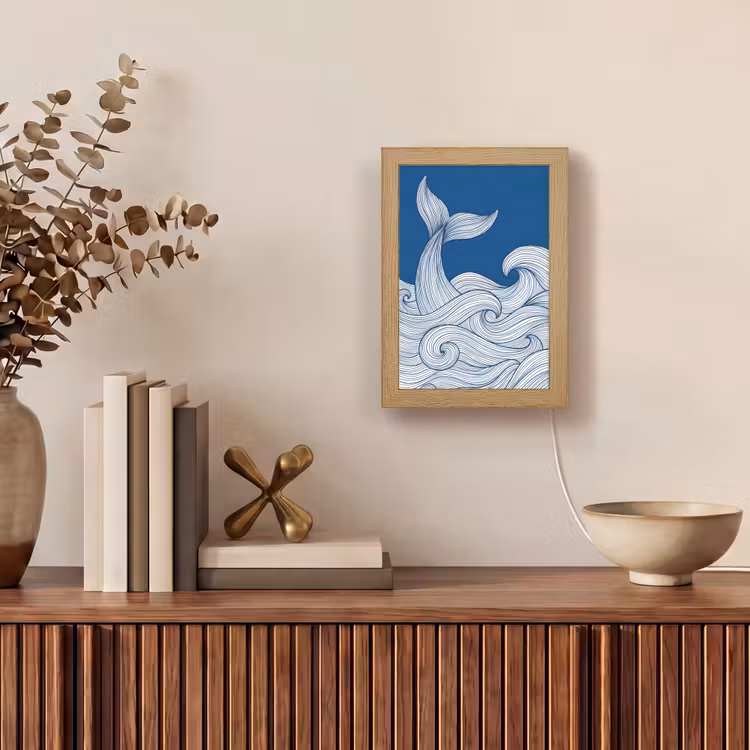 Walvis - Staart - Golven - Lijntekening - Blauw Light Box met kabel (Tafellamp) klein -sfeer2