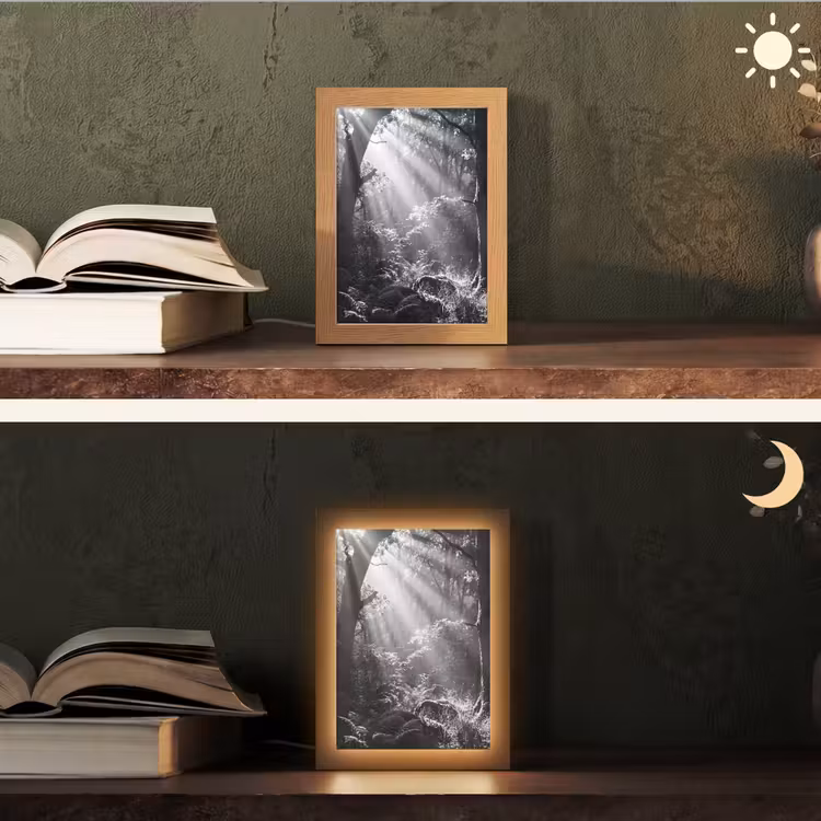 Bos - Lichtstralen - Natuur - Zwart-wit Light Box met kabel (Tafellamp) klein -sfeer3