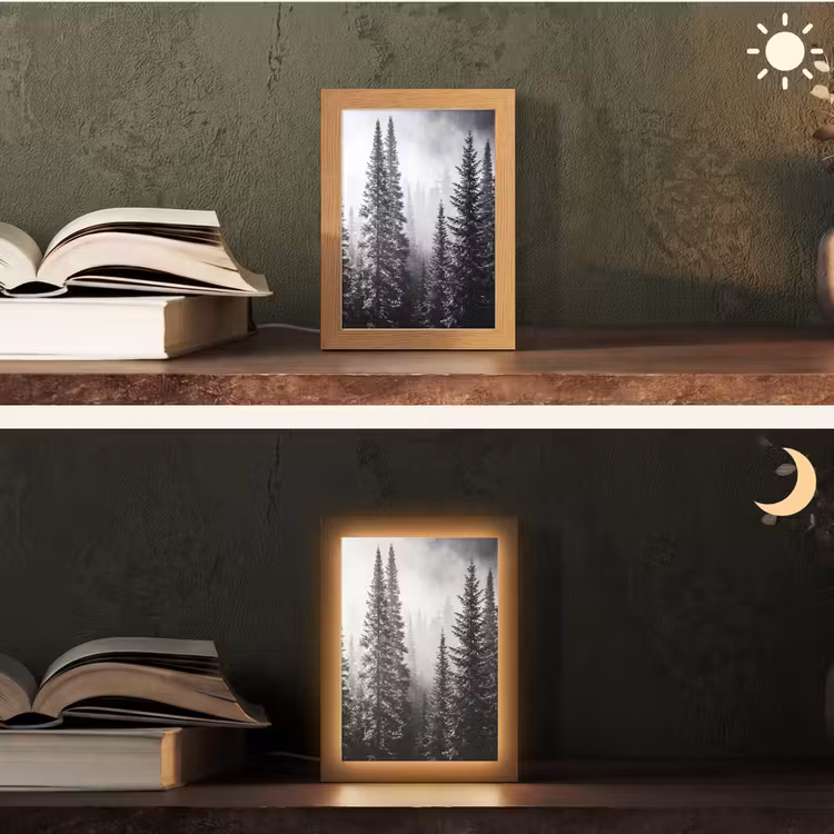 Bos - Mist - Winter - Monochroom - Natuur Light Box met kabel (Tafellamp) klein -sfeer3
