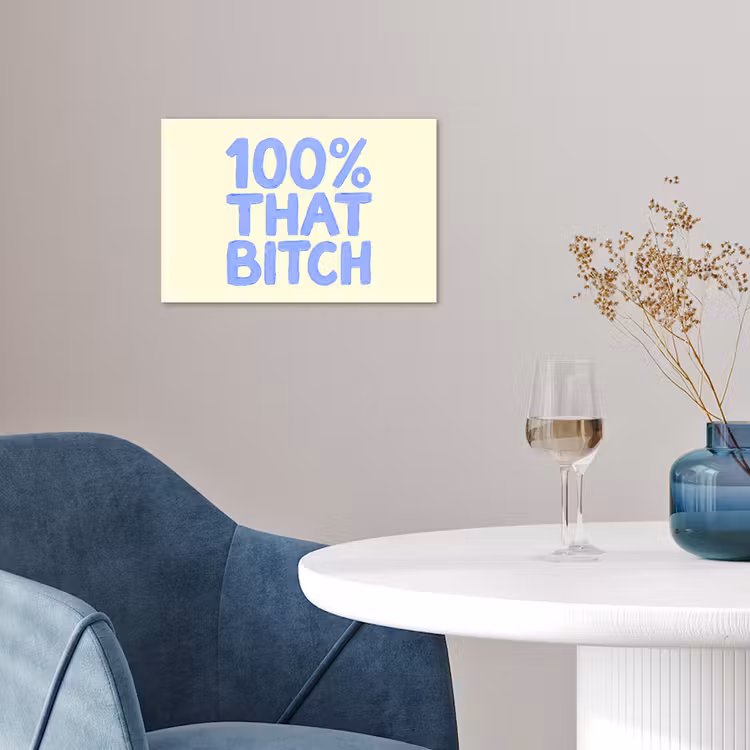 100% that bitch - Blauw - Wit poster papier klein -sfeer3