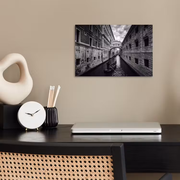 Boot - Waterweg - Stad - Zwart-wit - Architectuur poster papier klein -sfeer1