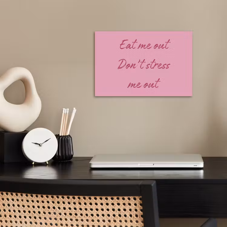 Eat me out don't stress me out - Roze - Handgeschreven poster papier klein -sfeer1